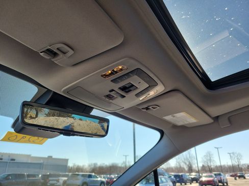 Used 2024 Toyota Sienna Limited image 30