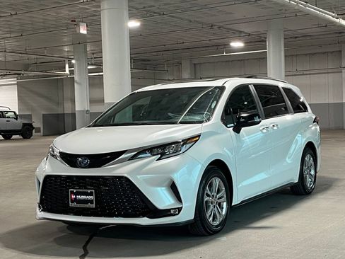 Used 2023 Toyota Sienna XSE AWD/4WD image 4