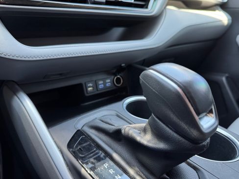 Used 2022 Toyota Highlander XLE FWD image 24