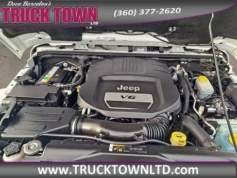 Used 2017 Jeep Wrangler Unlimited Sahara w/ Connectivity Group image 11