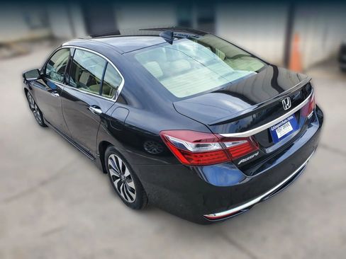 Used 2017 Honda Accord Touring image 11