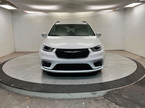 Used 2022 Chrysler Pacifica Touring-L image 8