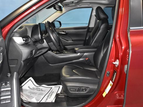 Used 2023 Toyota Highlander XLE AWD/4WD image 6