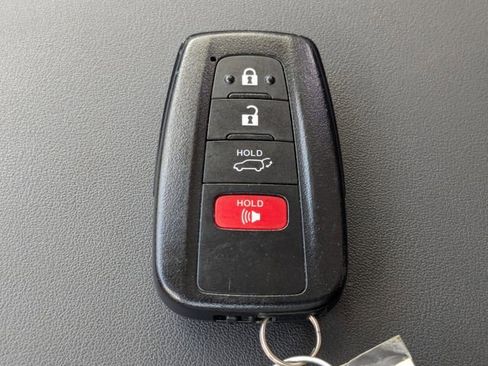 Used 2020 Toyota Highlander XLE FWD image 30