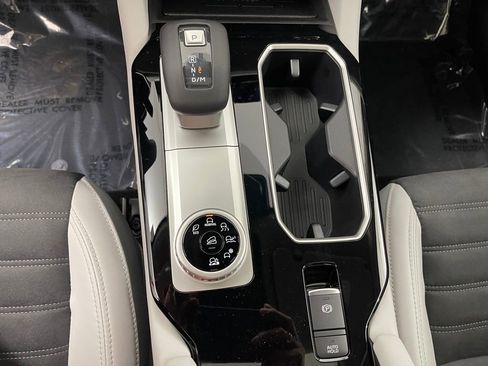 New 2025 Mitsubishi Outlander SE image 13