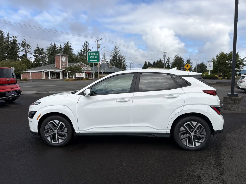 Used 2023 Hyundai Kona SE FWD image 3