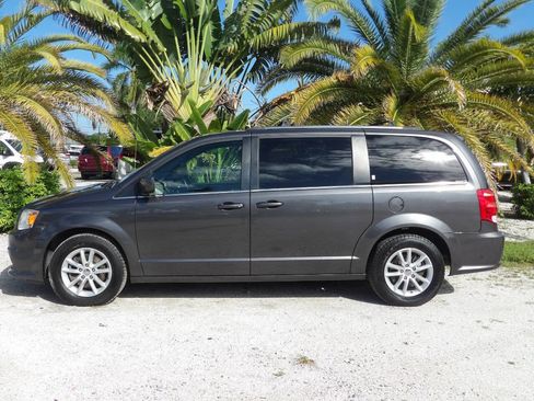 Used 2019 Dodge Grand Caravan SXT image 3