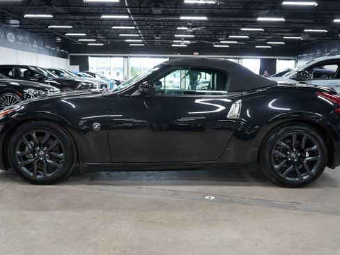 Used 2019 Nissan 370Z Touring RWD image 2