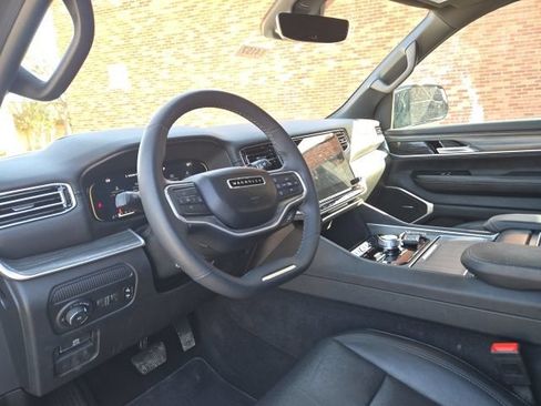 Used 2024 Jeep Wagoneer Series III AWD/4WD image 8