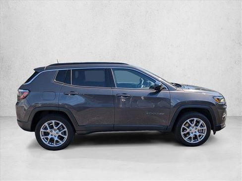 Used 2023 Jeep Compass Latitude AWD/4WD image 4