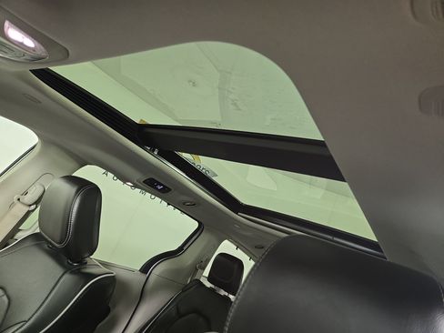 Used 2024 Chrysler Pacifica Limited FWD image 23