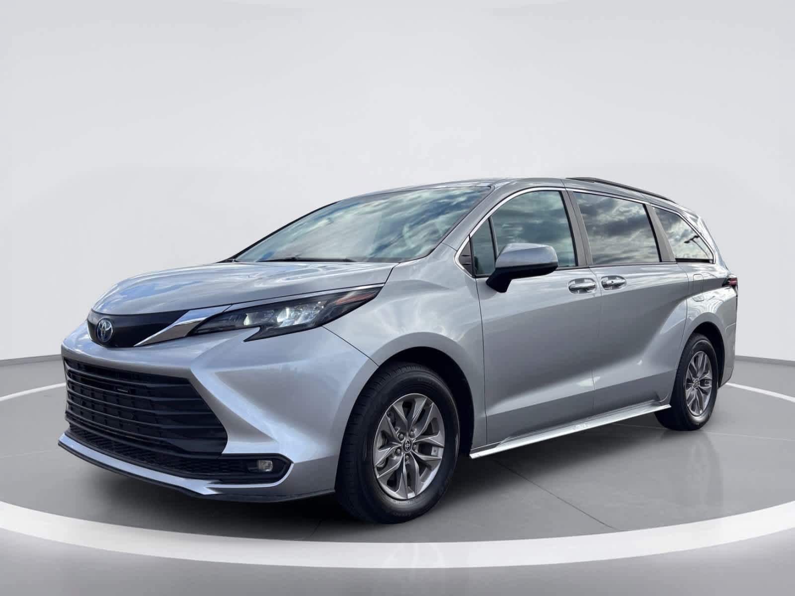 Used 2025 Toyota Sienna XLE FWD image 2