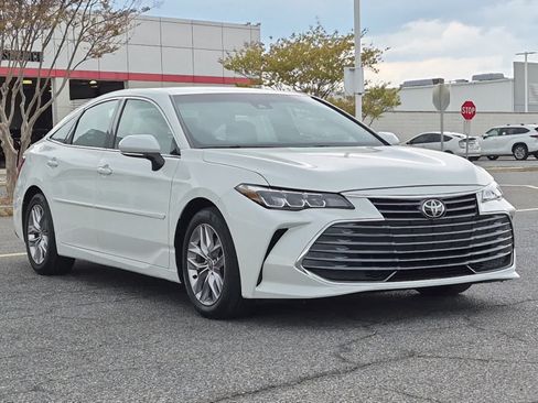 Used 2021 Toyota Avalon XLE w/ Moonroof Package FWD image 2