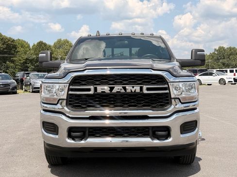 Used 2024 RAM 3500 Tradesman w/ Chrome Appearance Group AWD/4WD image 4