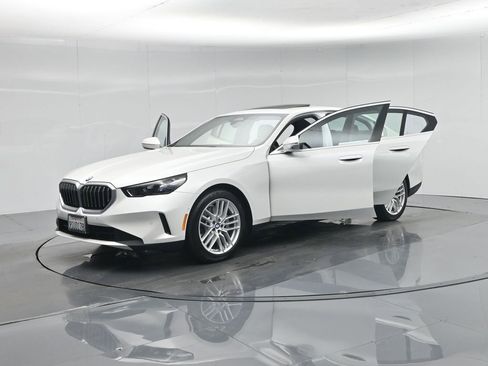 Used 2025 BMW 530i xDrive w/ Premium Package image 34