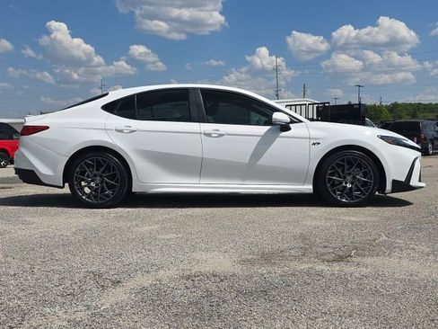 Used 2025 Toyota Camry SE image 6
