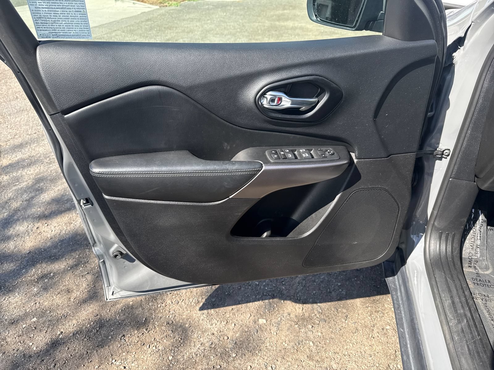 Used 2021 Jeep Cherokee Latitude Lux FWD image 10