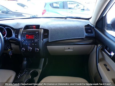 Used 2012 Kia Sorento LX w/ Third Row Pkg image 38