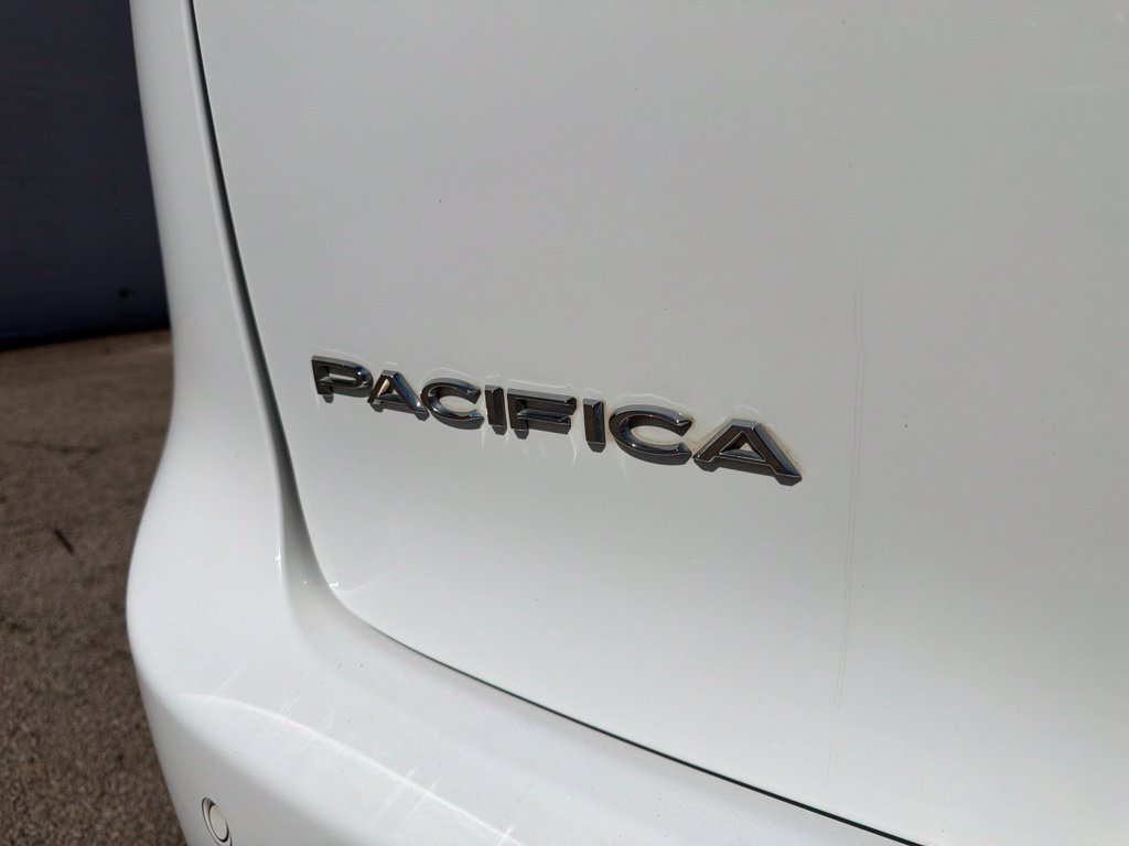 Used 2017 Chrysler Pacifica Touring-L FWD image 16