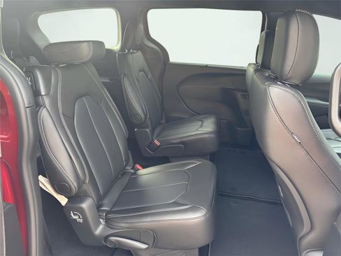 New 2026 Chrysler Pacifica Select image 22