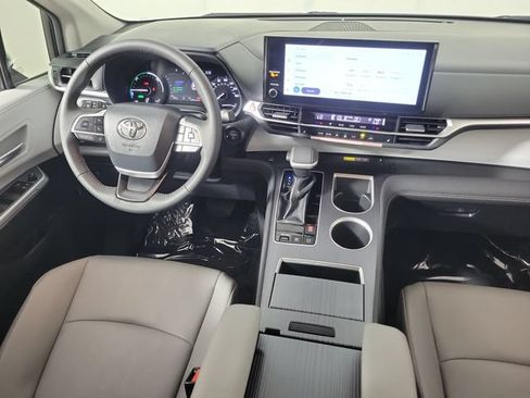 Used 2026 Toyota Sienna XLE FWD image 15