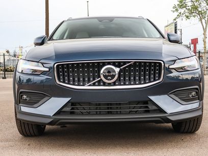 New 2026 Volvo V60 B5 Cross Country Plus w/ Climate Package