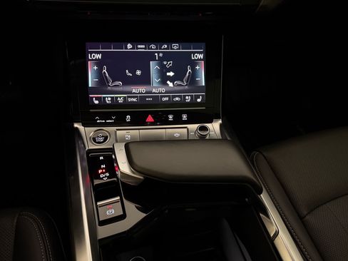 Used 2022 Audi e-tron Premium Plus w/ Premium Plus Package AWD/4WD image 18