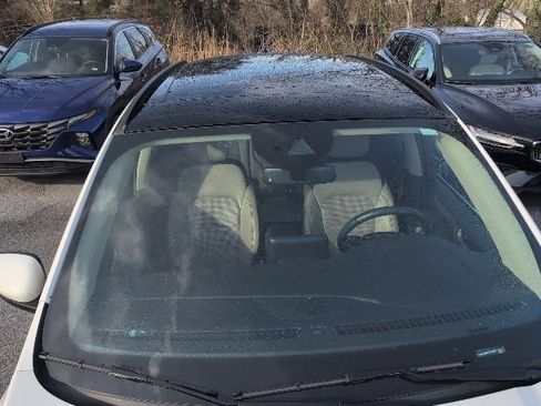 Used 2020 Ford Escape Titanium image 3