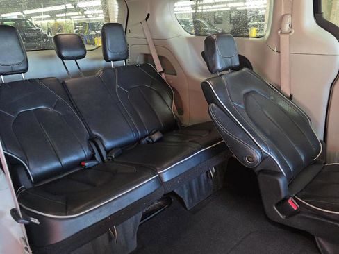 Used 2023 Chrysler Pacifica Limited image 9