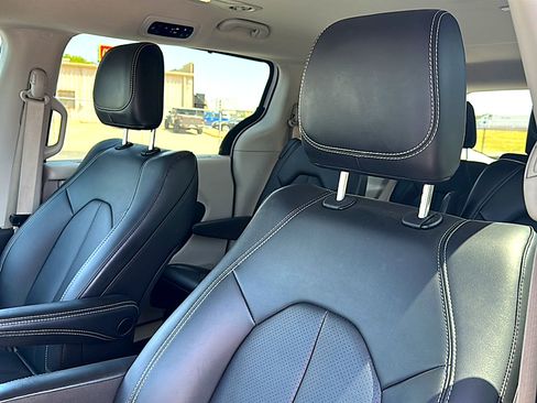 Used 2024 Chrysler Pacifica Touring-L FWD image 14