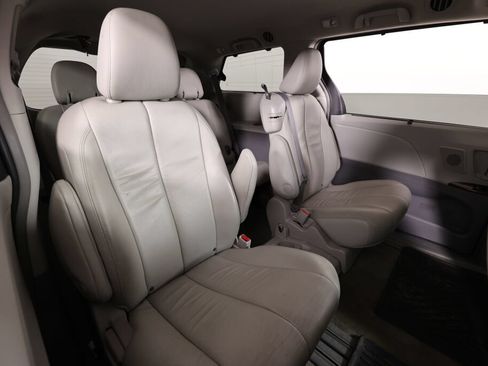 Used 2014 Toyota Sienna XLE w/ XLE Premium Package FWD image 21