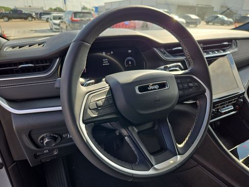 Used 2025 Jeep Grand Cherokee Altitude image 17