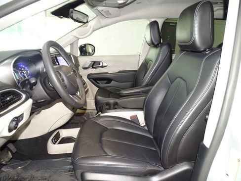 Used 2024 Chrysler Pacifica Touring-L image 10