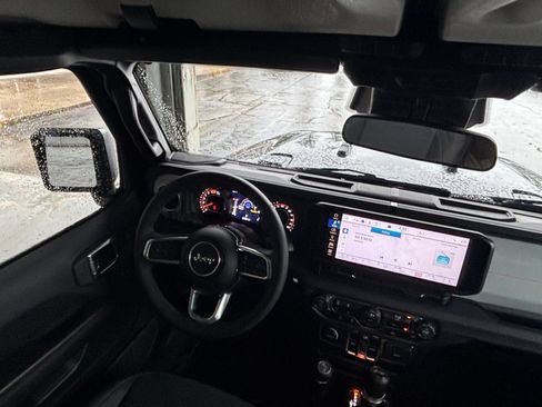 Used 2025 Jeep Wrangler Unlimited Sahara AWD/4WD image 34
