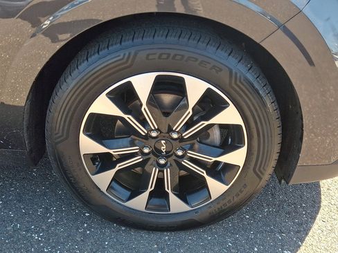 Used 2022 Kia Carnival EX image 9