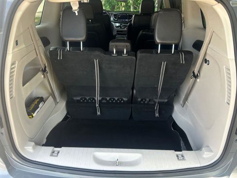 Used 2023 Chrysler Pacifica Touring-L FWD image 17