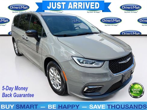 Used 2025 Chrysler Pacifica Select FWD image 1