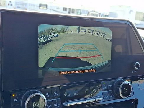 Used 2023 Toyota Highlander XLE AWD/4WD image 4