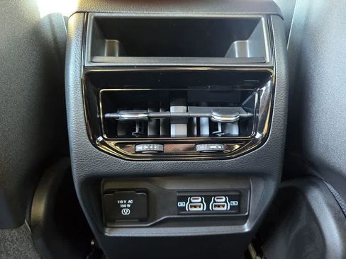 Used 2025 Jeep Grand Cherokee Altitude AWD/4WD image 10