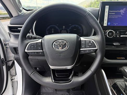Certified 2025 Toyota Highlander Limited AWD/4WD image 13
