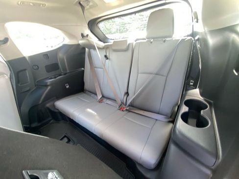 Used 2023 Toyota Highlander XLE AWD/4WD image 28