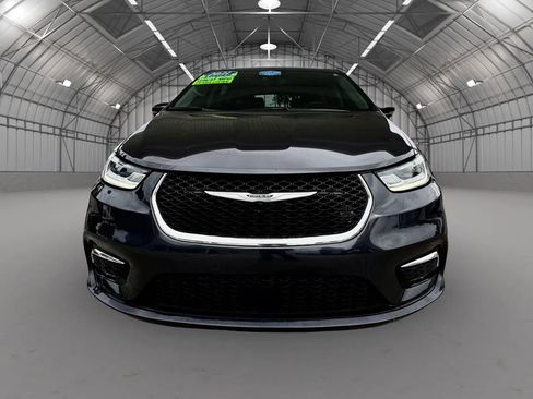 Used 2021 Chrysler Pacifica Touring-L FWD image 3