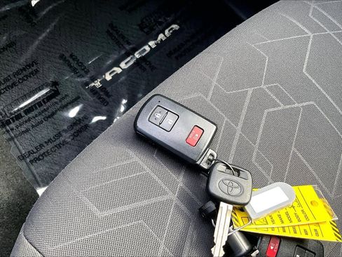 Used 2016 Toyota Tacoma TRD Sport image 14