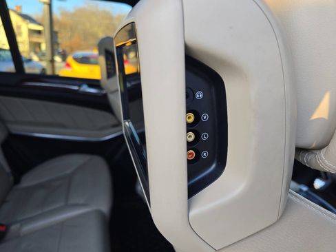 Used 2014 Mercedes-Benz GL 550 4MATIC image 36