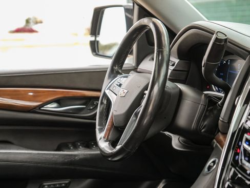 Used 2017 Cadillac Escalade ESV Luxury image 16