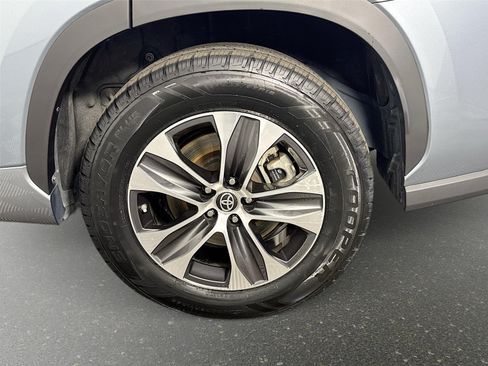 Used 2020 Toyota Highlander XLE FWD image 32