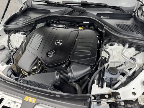 Used 2025 Mercedes-Benz GLC 300 4MATIC image 5