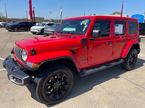 Used 2025 Jeep Wrangler Unlimited Sahara AWD/4WD image 2