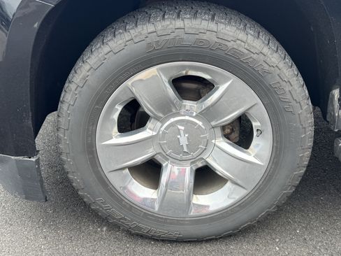 Used 2019 Chevrolet Suburban LT w/ LT Signature Package AWD/4WD image 5