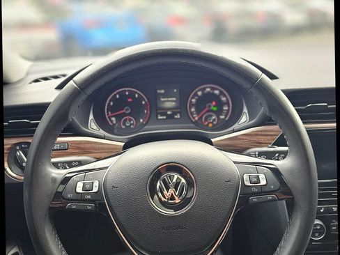 Used 2022 Volkswagen Passat 2.0T image 18